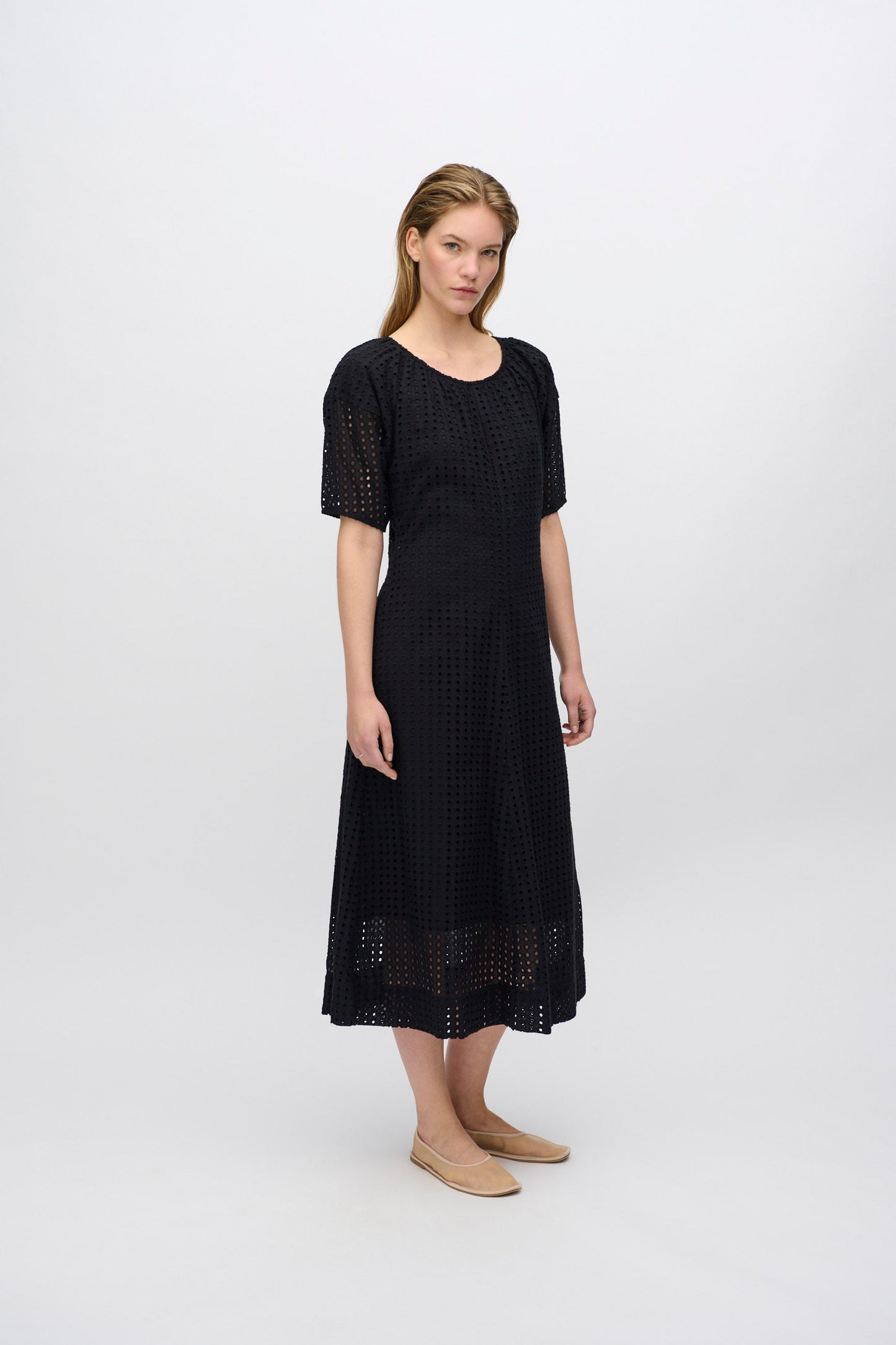 Freja™ | Alice midiklänning i broderie anglaise | Svart
