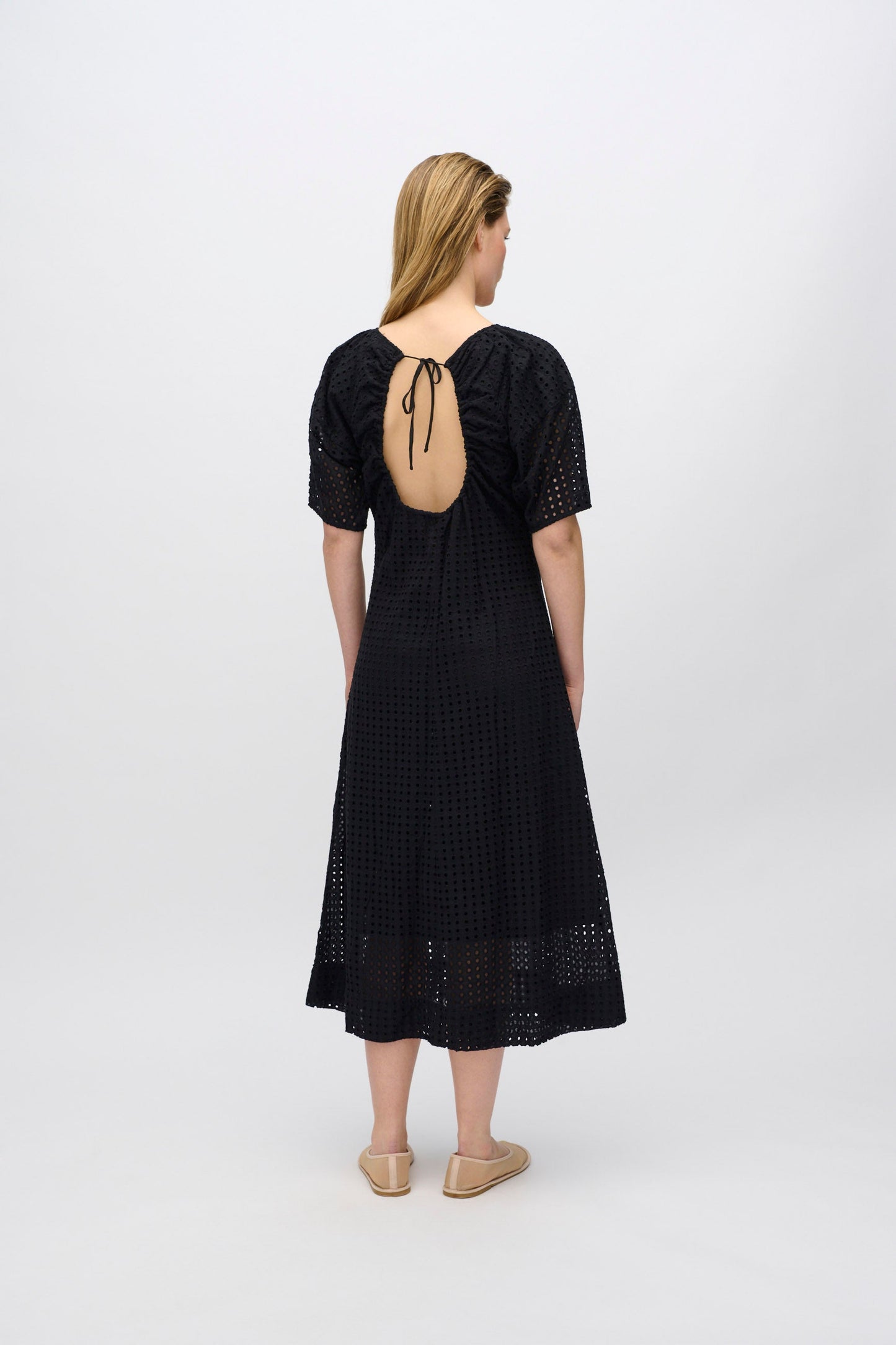 Freja™ | Alice midiklänning i broderie anglaise | Svart