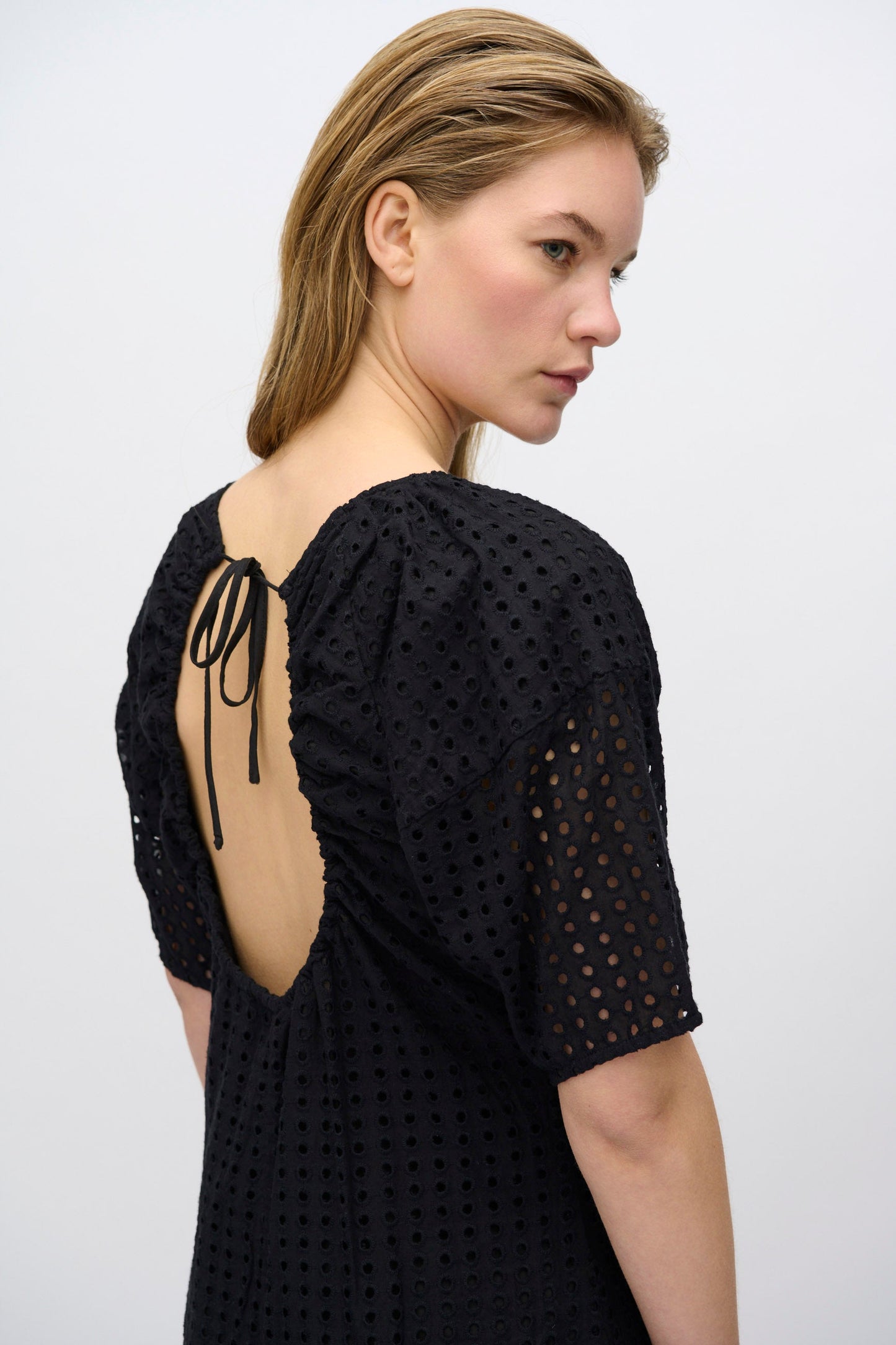 Freja™ | Alice midiklänning i broderie anglaise | Svart