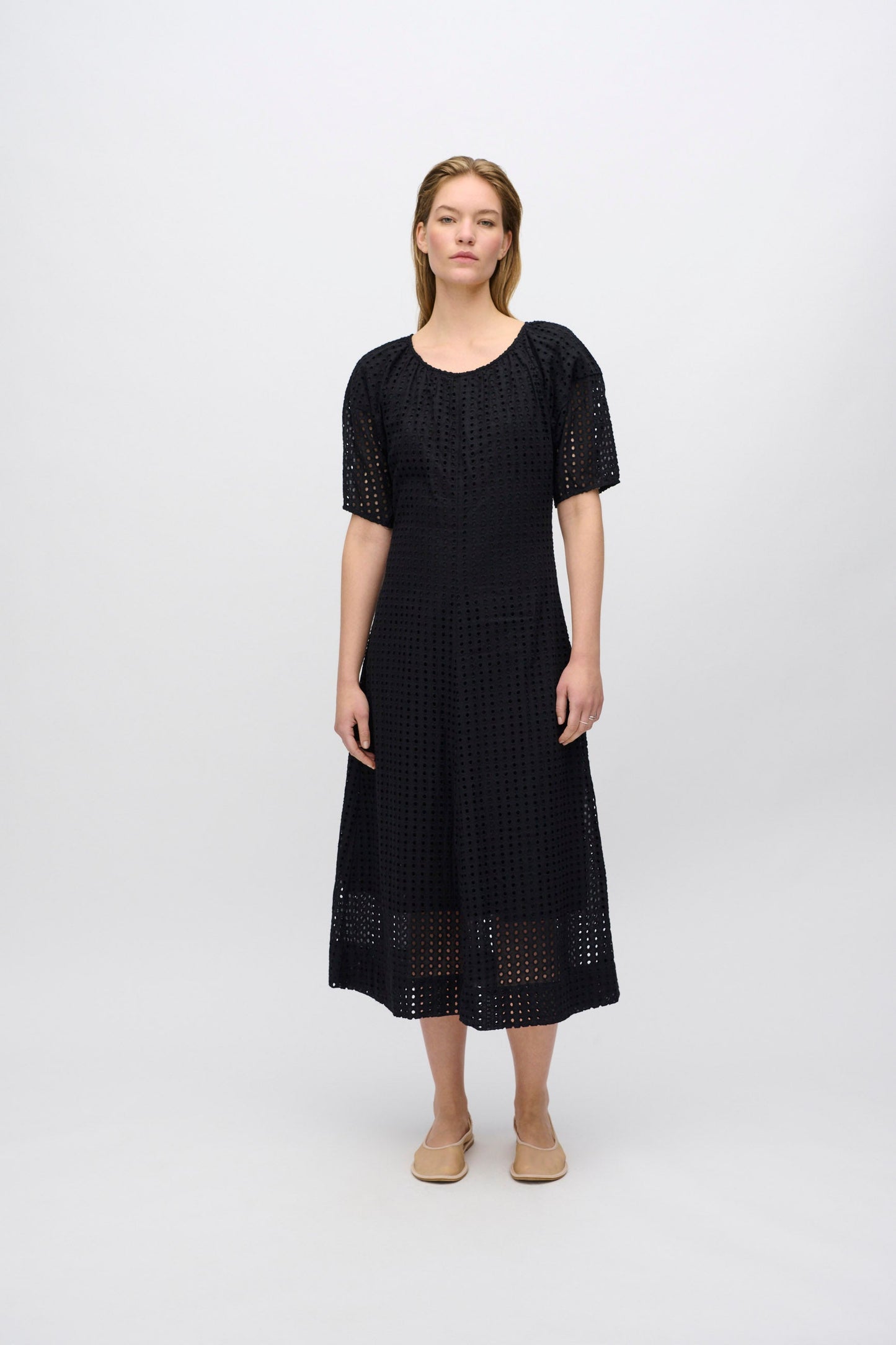 Freja™ | Alice midiklänning i broderie anglaise | Svart