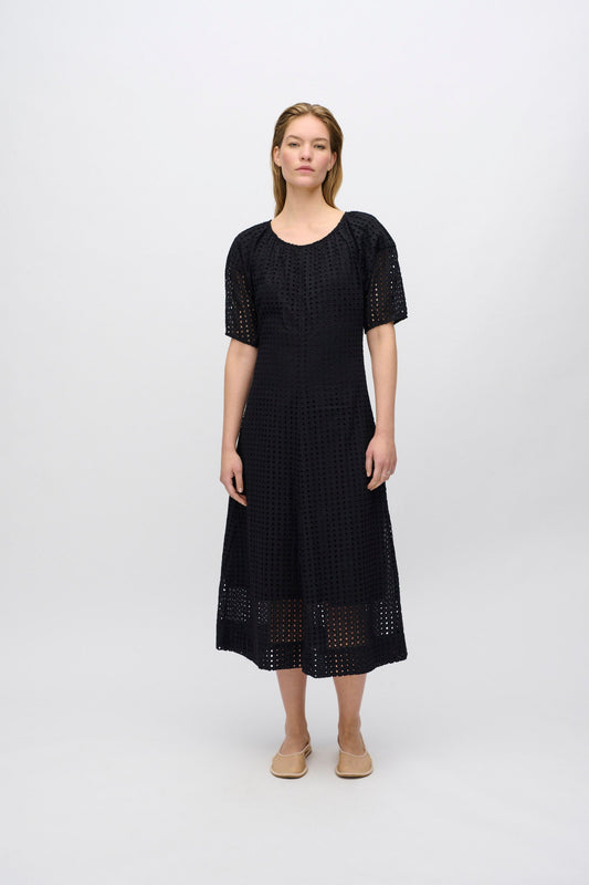 Freja™ | Alice midiklänning i broderie anglaise | Svart