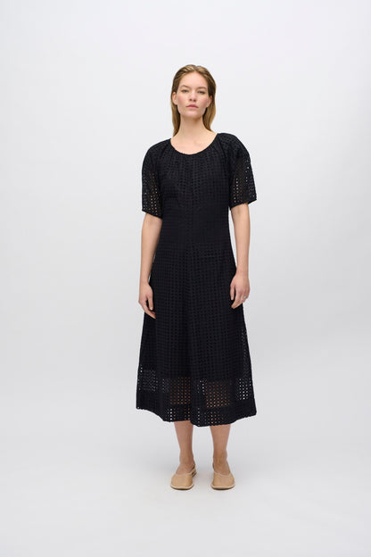 Freja™ | Alice midiklänning i broderie anglaise | Svart